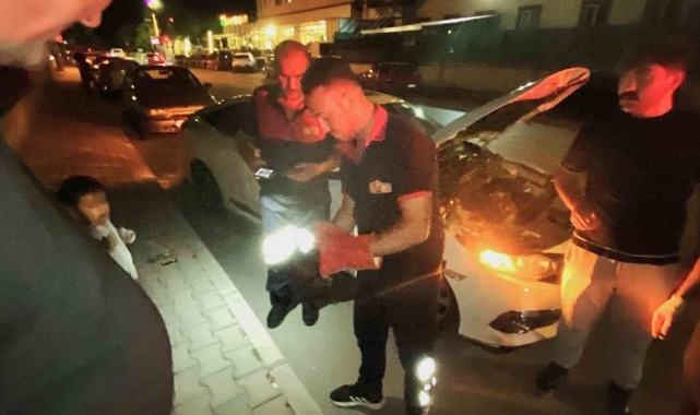 Araç motoruna sıkışan yavru kedi kurtarıldı