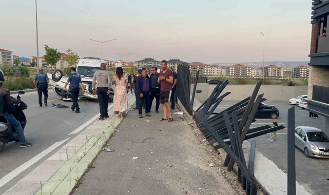 Aracın çarpmasıyla kopan demirler sitede çocukların oyun alanına düştü
