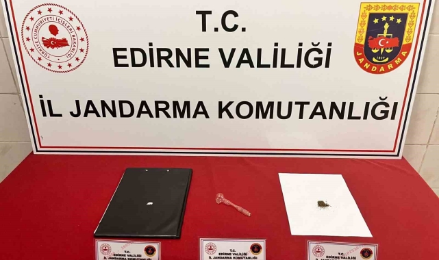 Araçta uyuşturucu ve kullanma aparatı ele geçirildi