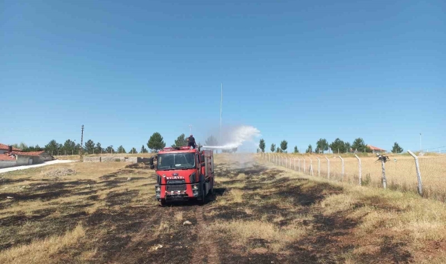 Arazide çıkan yangın tarlalara sıçramadan söndürüldü