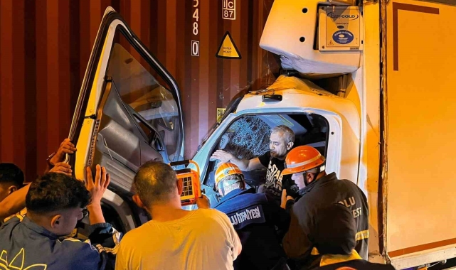 Arıza yapan tırın dorsesine çarpan kamyon saatler sonra alev aldı: 1 yaralı