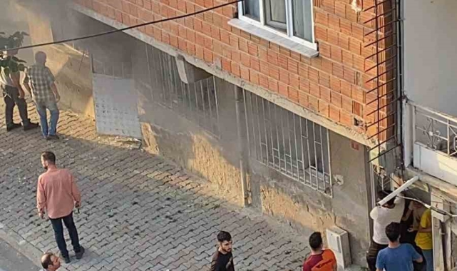 Arnavutköy'de korkutan yangın: Demir kapıyı elleriyle söküp aileyi kurtardılar