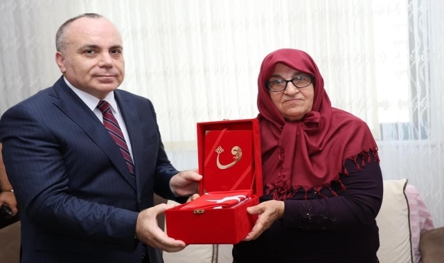 Artvin Valisi Cengiz Ünsal, Şehit Hilmi Emiral'ın ailesini ziyaret etti