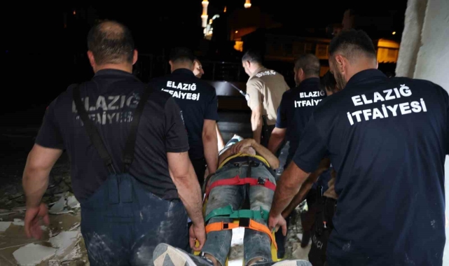 Asansör boşluğuna düşerek yaralanan şahsı itfaiye ekipleri kurtardı