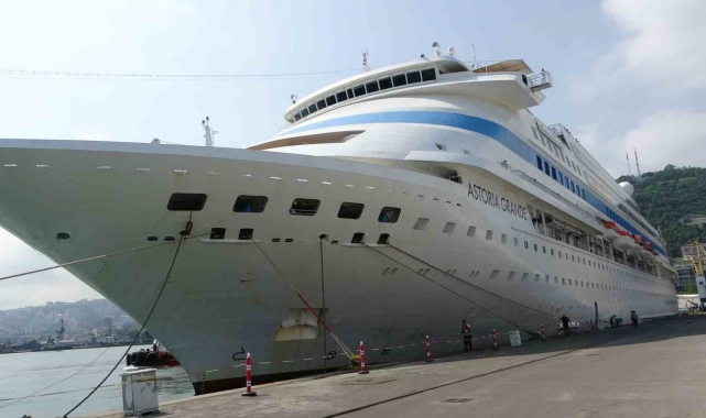 "Astoria Grande" kruvaziyeri Rus yolcuları ile Trabzon'a demirledi