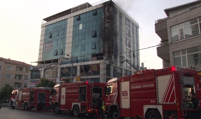 Ataşehir'de iş merkezi alev alev yandı