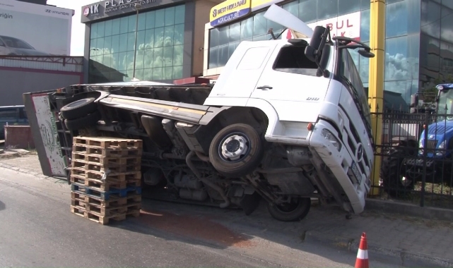 Ataşehir'de meyve yüklü kamyon yan yattı