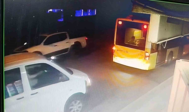 Ataşehir'de seyir halindeki otomobile çarpıp kaçan araç kamerada