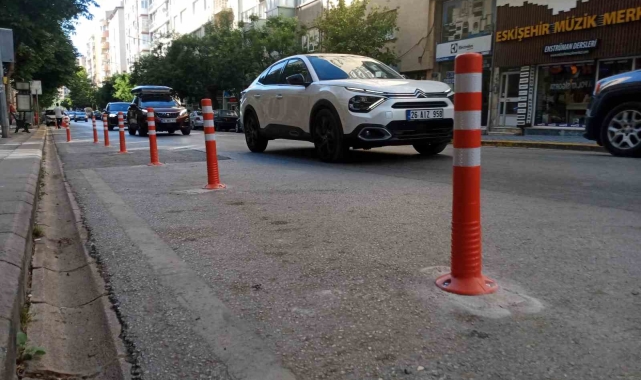 Atatürk Caddesi'ne konulan dubalar tartışma konusu oldu