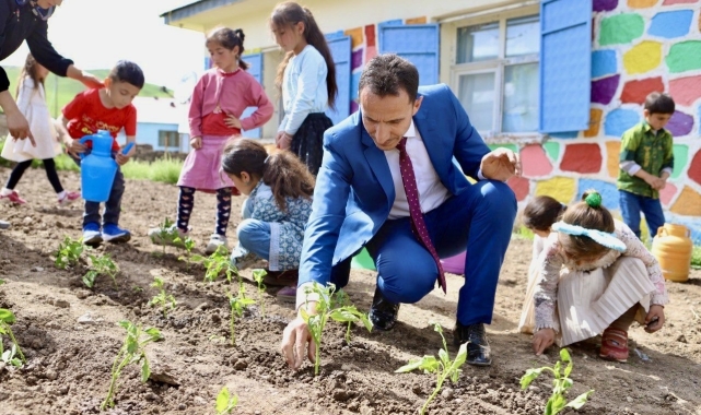 Atıl alanı organik tarım alanına çeviren fedakar öğretmen, ürünlerin geliriyle öğrencilerin eğitim ihtiyaçlarını karşılıyor