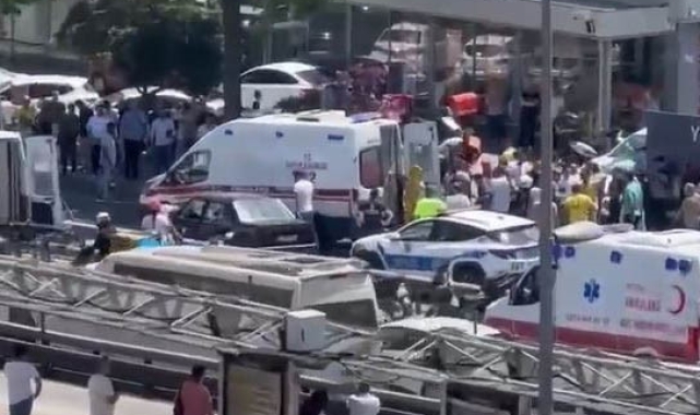 Avcılar'da Tofaş araç önce yayaya sonra elektrik direğine çarptı: 1'i çocuk 5 kişi yaralandı