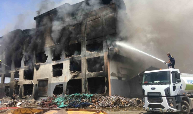 Aydın OSB'deki yangında 2 itfaiye personeli dumandan etkilendi