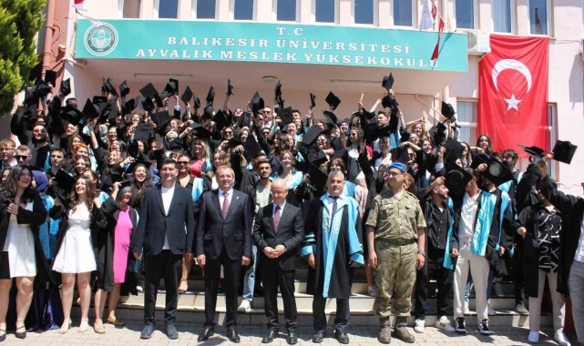 Ayvalık'ta yüksekokul öğrencilerinin mezuniyet sevinci