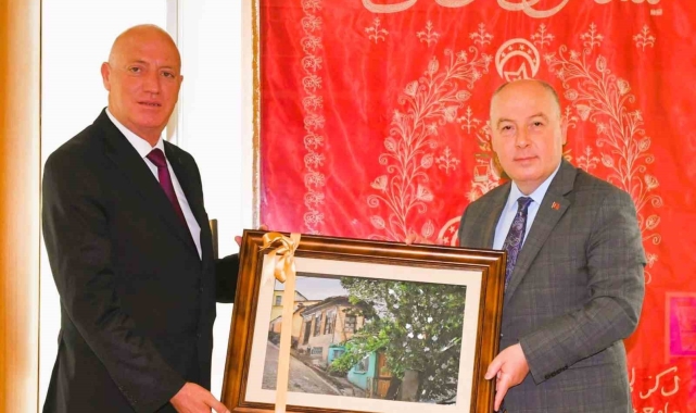 Babadağ Belediye Başkanı Kumral'dan Vali Coşkun'a anlamlı hediye