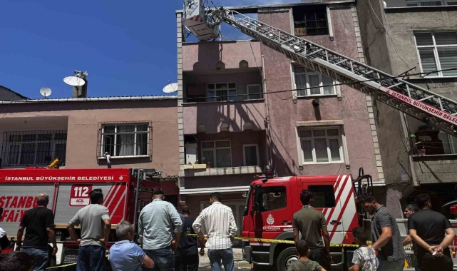 Bağcılar'da binanın çatısında tadilat esnasında yangın çıktı