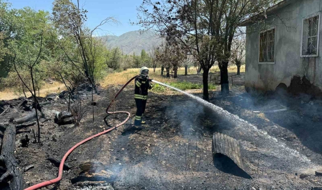 Bahçede yakılan ateş müstakil eve sıçradı