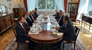 Bakan Bak ve TFF Başkanı Büyükekşi, Varşova Büyükelçiliği'nde ağırlandı