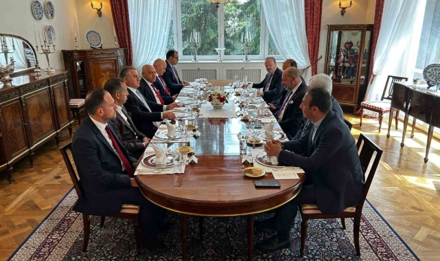 Bakan Bak ve TFF Başkanı Büyükekşi, Varşova Büyükelçiliği'nde ağırlandı