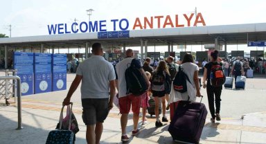 Bakan duyurdu: "Antalya Havalimanında uçak ve yolcu trafiğinde 2024 senesinin rekorunu kırdık"