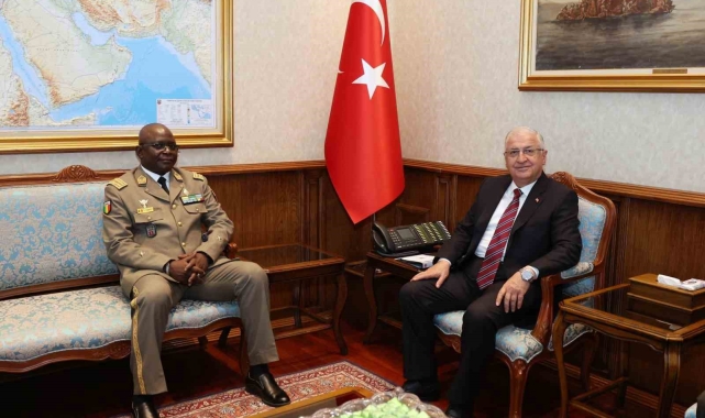 Bakan Güler, Mali Kara Kuvvetleri Komutanı Samake'yi kabul etti