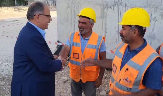 Bakan Özhaseki, "Elimiz kirli ama" diyen işçinin ellerini tutup, "Allah işinizi rast getirsin" dedi