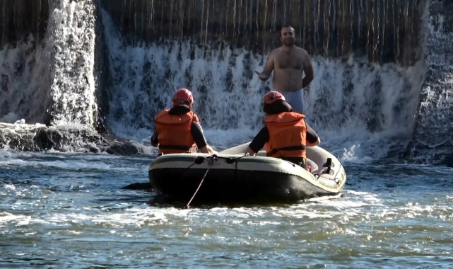 Balık avlarken çağlayanda mahsur kaldı