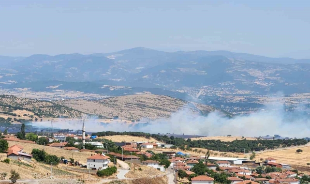 Balıkesir'de arazi yangınına havadan ve karadan müdahale ediliyor