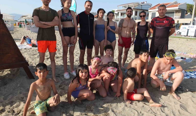 Balıkesirli öğrenciler denizde yüzme öğreniyorlar