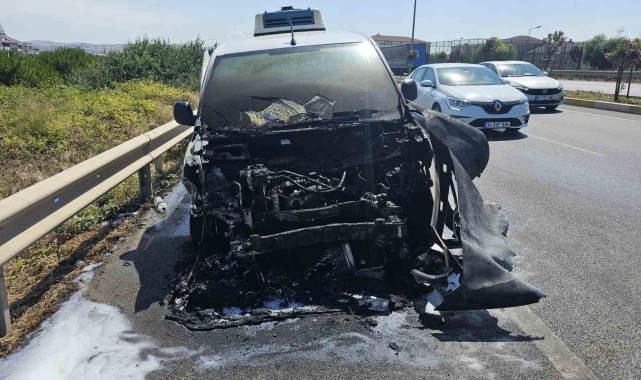 Bandırma'da seyir halindeki araç alev aldı