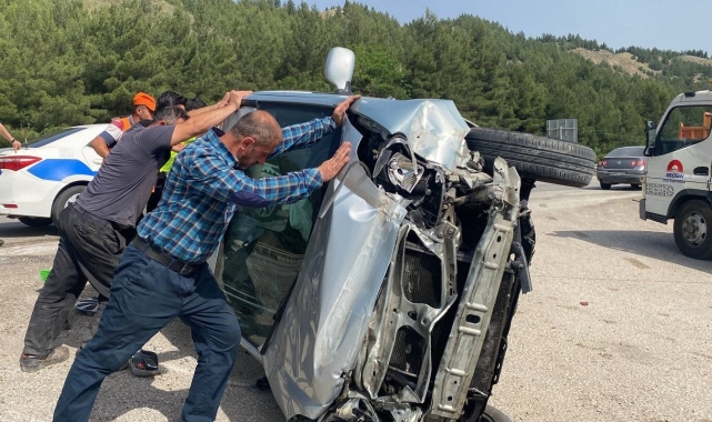 Bariyerlere çarpan hafif ticari araç devrildi : 1 yaralı