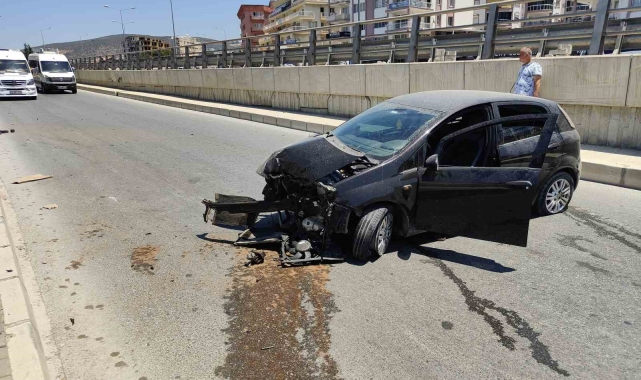 Bariyerlere çarparak duran otomobilin sürücüsü kayıplara karıştı