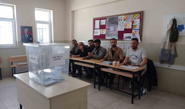 Başkale'nin 4 mahallesinde muhtarlık seçimi yapıldı