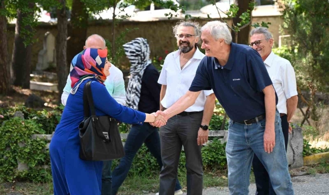 Başkan Bakkalcıoğlu mezarlık ziyaretine gelen hemşehrilerinin bayramını kutladı
