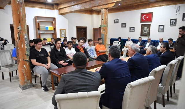 Başkan Büyükkılıç, Talas Gençlik Merkezi'nde gençlerle bir araya geldi