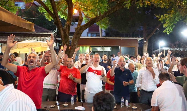 Başkan Çelik, milli maç heyecanını Serdivanlılarla birlikte yaşadı