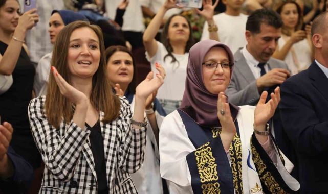 Başkan Durbay öğrencisi olduğu CBÜ'de mezuniyet coşkusuna ortak oldu