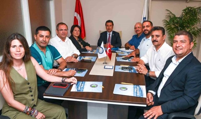 Başkan Günel'in ücretsiz şezlong ve şemsiye hizmeti diğer kıyı belediyelerine örnek olacak