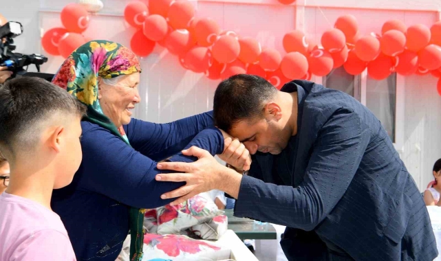 Başkan Özay, konteyner kentteki çocukları bayram öncesi unutmadı