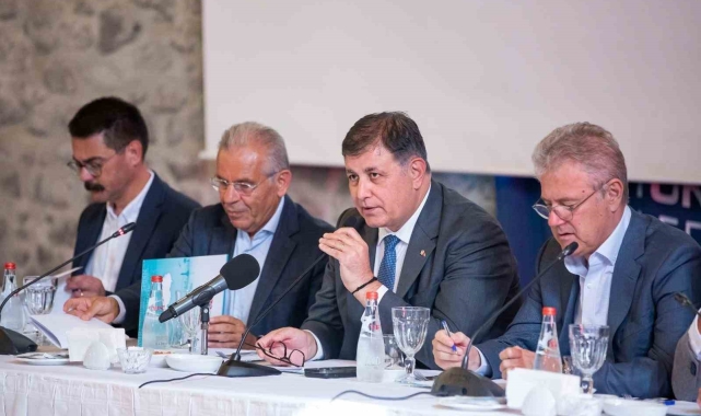 Başkan Tugay: "Orta gelir grubuna hitap eden mütevazı konutlara ihtiyacımız var"