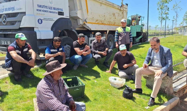 Başkan Uçar, ikindi çayını belediye işçileriyle içti