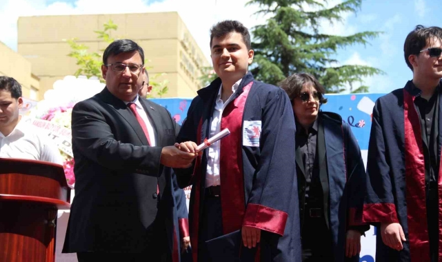 Başsavcı, hukuk fakültesinden mezun olan oğluna diplomasını kendisi teslim etti