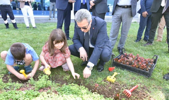 Başsavcı Zafer Koç, Anadolu Adliyesi bahçesinde çocuklarla ağaç dikti