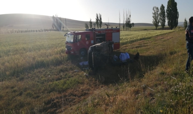 Bayburt'ta otomobilin tarlaya devrildiği kazada 5 kişi yaralandı