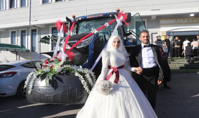 Bayburtlu çift, traktörü "gelin arabası" yaptı