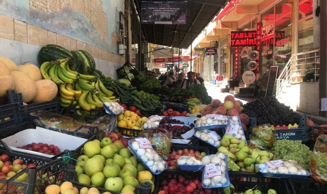 Bayburt'ta bir vatandaş elma aldığı tezgahın satıcısını bulamayınca notla para bırakıp helallik istedi