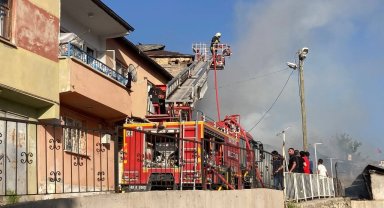 Bayburt'ta çıkan yangında 3 ev hasar gördü