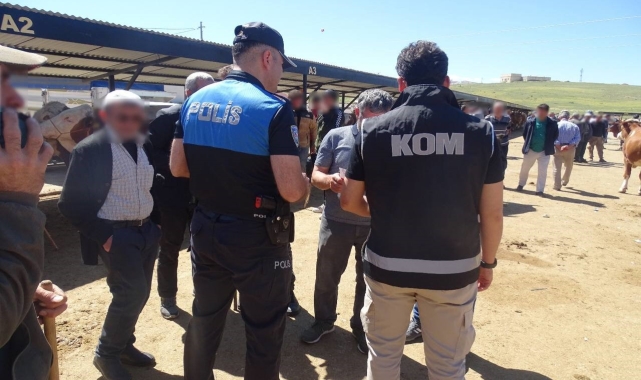 Bayburt'ta polis kurban pazarında sahte para uyarısında bulundu