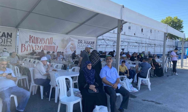 Bayram namazı sonrası kurban kesim alanlarında hareketlilik