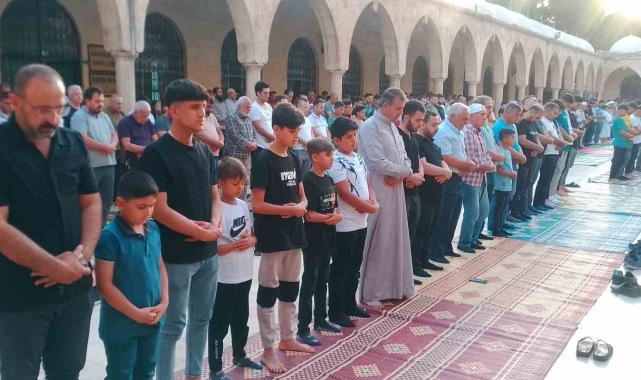 Bayram namazına giden vatandaşlar camilere sığmadı