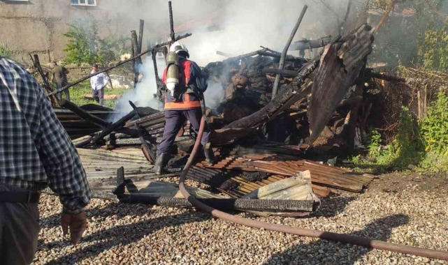 Bayram öncesi evini boyatmak için eşyalarını bıraktığı depoda yangın çıktı